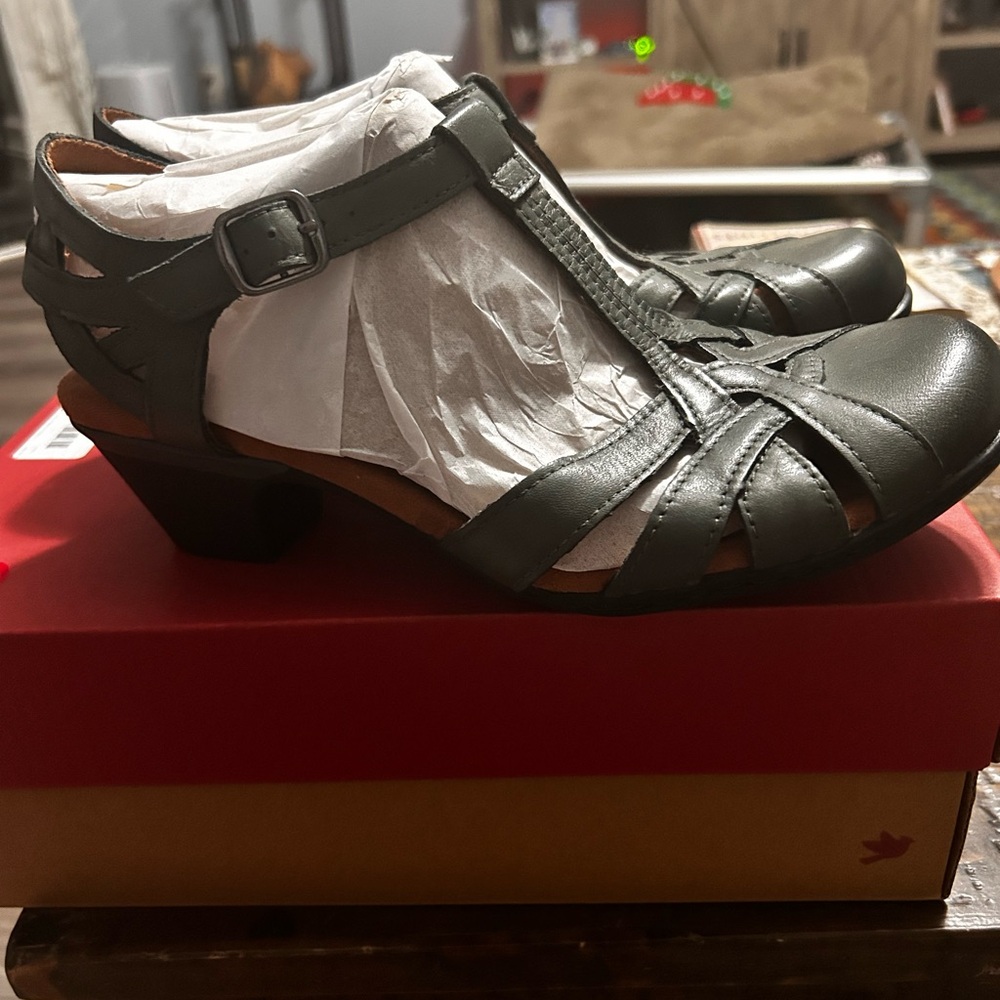 Cobb Hill Aubrey by New Balance Olive Green T-Strap Heels 7.5 Wide - Picture 3 of 5